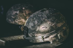 Foto de capacetes de soldados